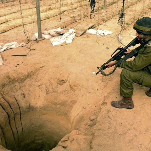 Ισραηλινοί στρατιώτες επιχειρούν στο κέντρο της πόλης της Γάζας για την καταστροφή των τούνελ