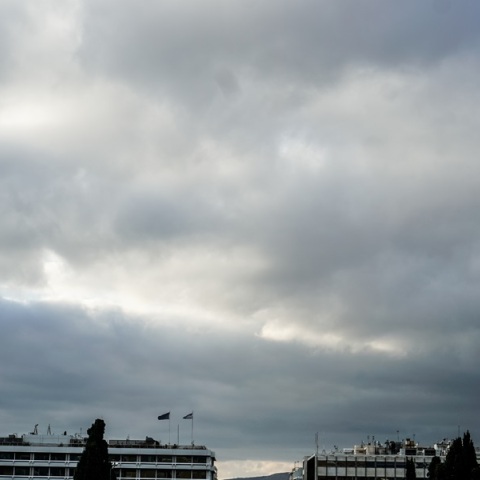 Με νεφώσεις και σποραδικές βροχές θα κλείσει η εβδομάδα - Που αναμένονται ήπιες καταιγίδες και χιονοπτώσεις