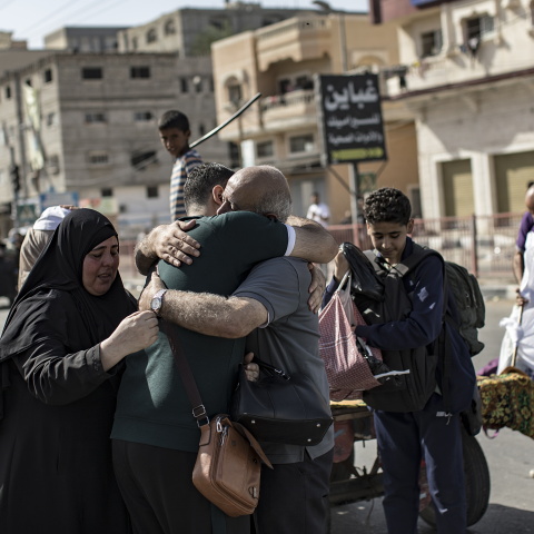Παλαιστίνιοι αγκαλιάζονται, ενώ απομακρύνονται από τη βόρεια Γάζα