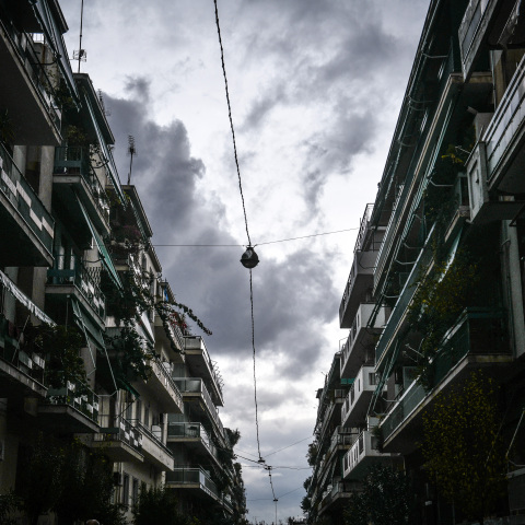 Πολυκατοικίες και σύννεφα