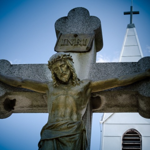 Σταυρός έξω από εκκλησία