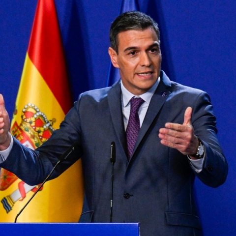 Ο Σάντσεθ έλαβε την υποστήριξη του Πουτζντεμόν για να παραμείνει στην εξουσία - Αντιδράσεις από τους συντηρητικούς για αμνηστία σε 1.400 ακτιβιστές