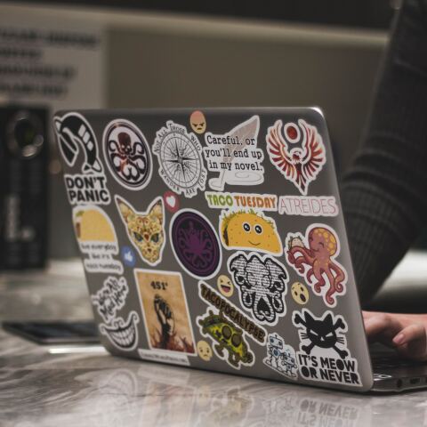 Laptop με stickers