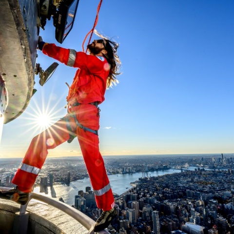 Ο Jared Leto έγινε το πρώτο άτομο που ανέβηκε νόμιμα στο Empire State Building για την προώθηση της νέας του περιοδείας με τους 30 Seconds to Mars