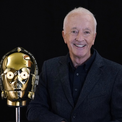 Το χρυσό κράνος του C-3PO από τις ταινίες Star Wars βγαίνει σε δημοπρασία - Θα πουληθεί για πάνω από 1,22 εκατομμύρια δολάρια