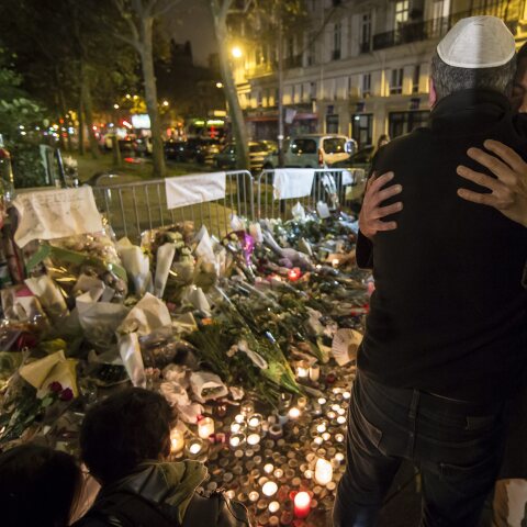 Δύο άνδρες αγκαλιάζονται έξω από το Μπατακλάν