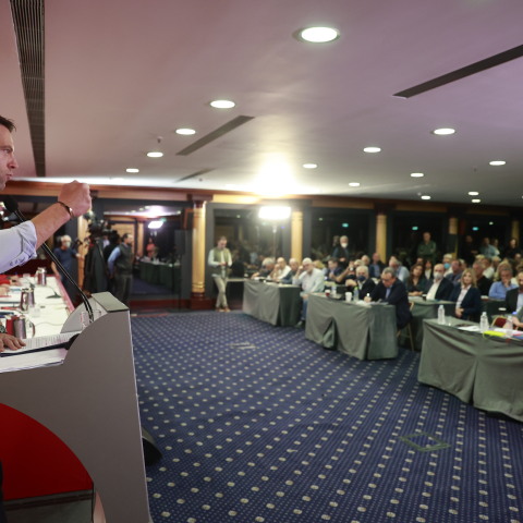 Γεμάτη εντάσεις η ομιλία Κασσελάκη