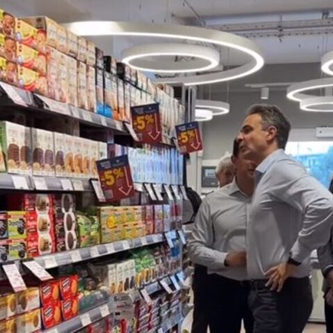 Ο Κυριάκος Μητσοτάκης σε σούπερ μάρκετ