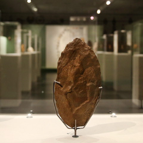 Λογχοειδείς χειροπέλεκεις από χαλαζίτη, περ. 600.000-300.000 χρόνια, που βρέθηκαν στο Σουδάν και εκτίθενται στην έκθεση " Οι απαρχές της Γλυπτικής", στο Μουσείο Μπενάκη