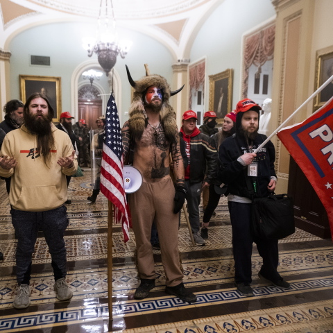 Στιγμιότυπο από την εισβολή στο Καπιτώλιο, με τον QAnon shaman στο επίκεντρο