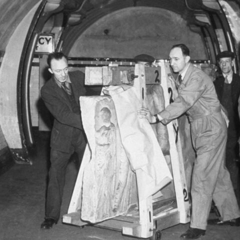 1945: Πραγματοποιείται η «Επιχείρηση Έλγιν» - Οι 100 τόνοι ανεκτίμητης αξίας Γλυπτών του Παρθενώνα μεταφέρονται από την πολεμική τους κρυψώνα μέσω των υπόγειων σηραγγών του μετρό στο Βρετανικό Μουσείο του Λονδίνου