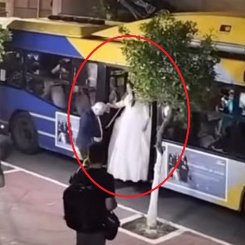 Η νύφη πήγε με τρόλεϊ στα Καμίνια