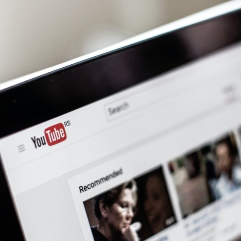 Το YouTube ρίχνεται στη μάχη ενάντια στα deepfakes και στην ΑΙ 