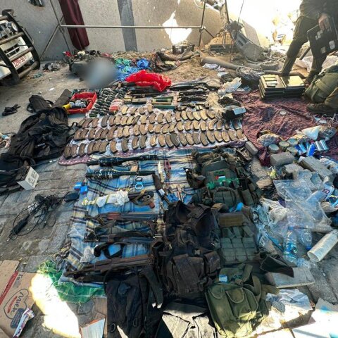 Όπλα που ισχυρίζεται ότι βρήκε ο ισραηλινός στρατός στο νοσοκομείο Αλ Σίφα