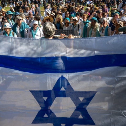 Βίβιαν Σίλβερ: Εκατοντάδες Ισραηλινοί και Άραβες τίμησαν τη μνήμη της ακτιβίστριας που σκοτώθηκε από τη Χαμάς 	