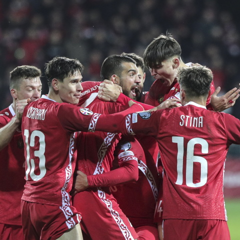 Οι Αλβανοί ποδοσφαιριστές πανηγυρίζουν την πρόκριση στην τελική φάση του Euro 2024