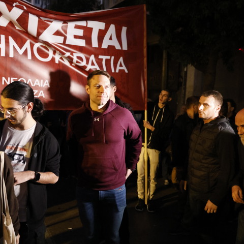 Ο Στέφανος Κασσελάκης μπροστά από το πανό της Νεολαίας ΣΥΡΙΖΑ κατά την πορεία για το Πολυτεχνείο