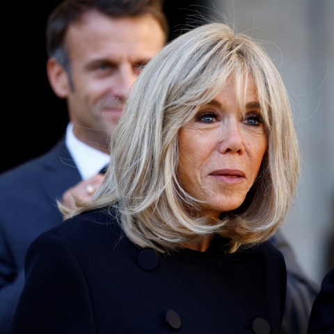 Η Μπριζίτ Μακρόν και πίσω της ο Εμανουέλ Μακρόν