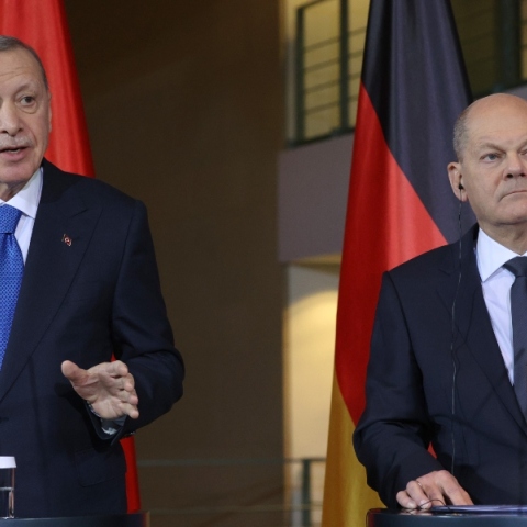 Ο Τούρκος Πρόεδρος Ρετζέπ Ταγίπ Ερντογάν κατά τη διάρκεια συνέντευξης Τύπου με τον Γερμανό Καγκελάριο Όλαφ Σολτς στην Καγκελαρία του Βερολίνου 