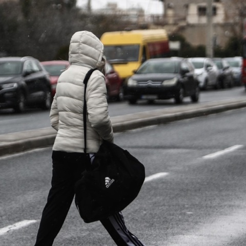 Καιρός: Καταφθάνει το «τσουχτέρο» κρύο με βροχές 
