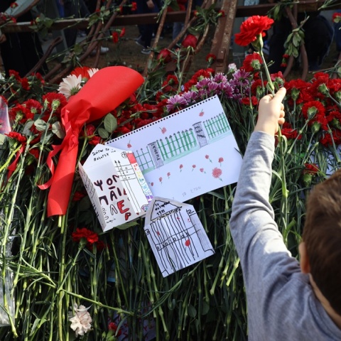 Παιδάκι αφήνει λουλούδια στο Πολυτεχνείο