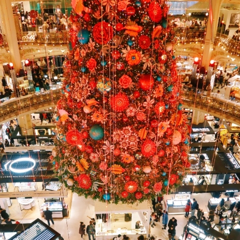 Εορταστική ωράριο 2023: Ποιες Κυριακές θα παραμείνουν ανοιχτά τα καταστήματα - Πότε θα ξεκινήσουν οι εκπτώσεις