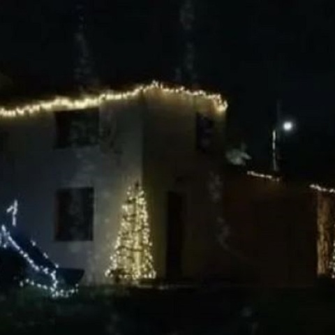 Το στολισμένο σπίτι στο Αλιβέρι με τα 6.000 λαμπάκια 