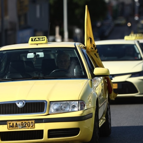 «Χειρόφρενο» τα ταξί στην Αττική - 24ωρη απεργία την Τετάρτη