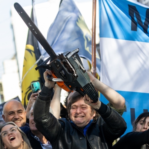 Javier Milei: Ο νέος αναρχοκαπιταλιστής πρόεδρός της Αργεντινή με το αλυσοπρίονο είναι εδώ 