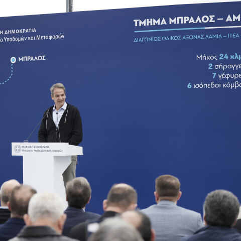 Ο Κυριάκος Μητσοτάκης παρουσιάζει τον νέο οδικό άξονα Μπράλου - Άμφισσας