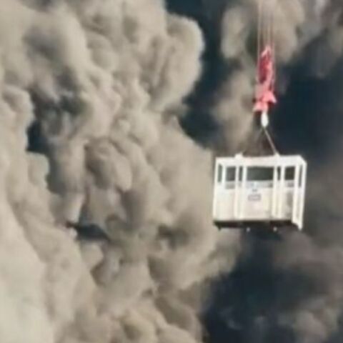 Βρετανία: Συγκλονιστική διάσωση εργάτη από φλεγόμενο κτίριο - Δείτε το βίντεο 