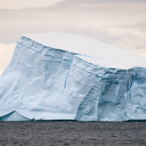 A23a: Το μεγαλύτερο παγόβουνο στον κόσμο «ξύπνησε» μετά από 30 χρόνια