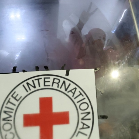 Λεωφορείο με άτομα που απελευθερώθηκαν από τη Χαμάς