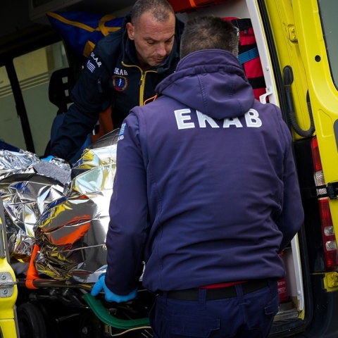 Άτομο μεταφέρεται από το ΕΚΑΒ στο νοσοκομείο της Μυτιλήνης