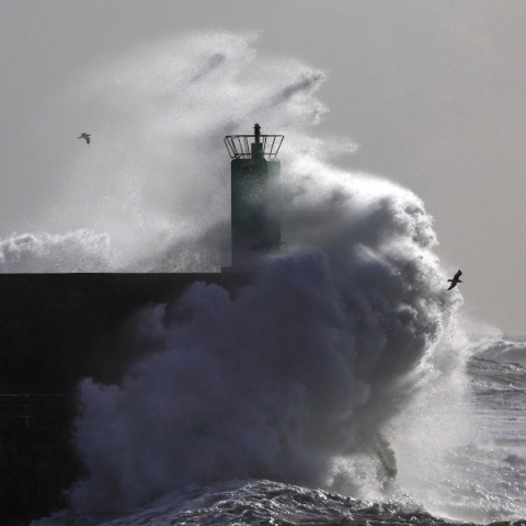 Κριμαία: Τρεις νεκροί από την κακοκαιρία στη Μαύρη Θάλασσα - Σχεδόν 2 εκατ. άνθρωποι χωρίς ηλεκτρισμό