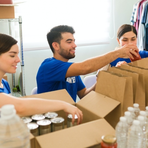 Giving Tuesday 2023: «Ενωμένοι Προσφέρουμε» - Ποιο είναι το παγκόσμιο κίνημα εθελοντισμού και δωρεών