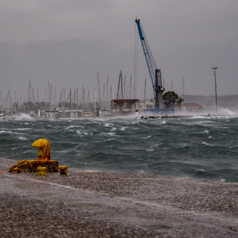 Κύματα στο λιμάνι της Πρέβεζας