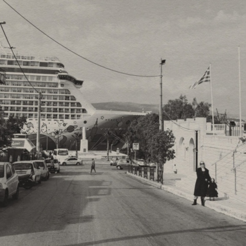 Η Έμμα Στόουν ποζάρει στον φακό του Γιώργου Λάνθιμου στους δρόμους της Αθήνας και γίνεται εξώφυλλο στο W Magazine