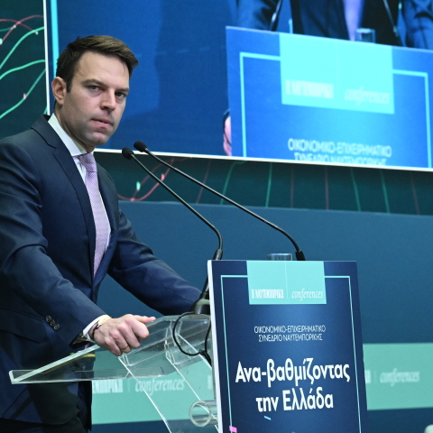 O Στέφανος Κασσελάκης στο συνέδριο της Ναυτεμπορικής