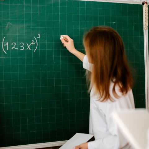 Καθηγήτρια σε αίθουσα