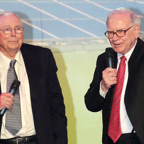 Ο Τσάρλι Μούνγκερ (αριστερά) με τον Γουόρεν Μπάφετ (δεξιά)