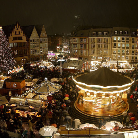 Η χριστουγεννιάτικη αγορά στη χιονισμένη Φρανκφούρτη