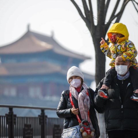 Οικογένεια με μάσκες στο Πεκίνο