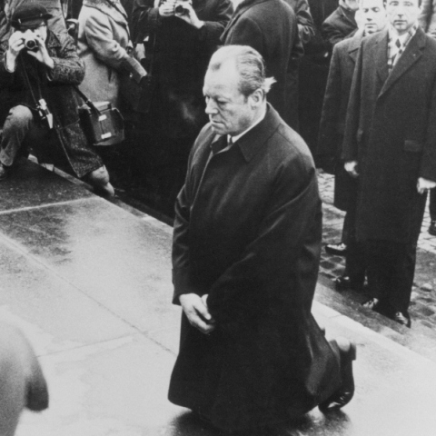 Σαν σήμερα το 1970 ο καγκελάριος Willy Brandt ζητάει γονατιστός συγγνώμη για τα θύματα των Ναζί