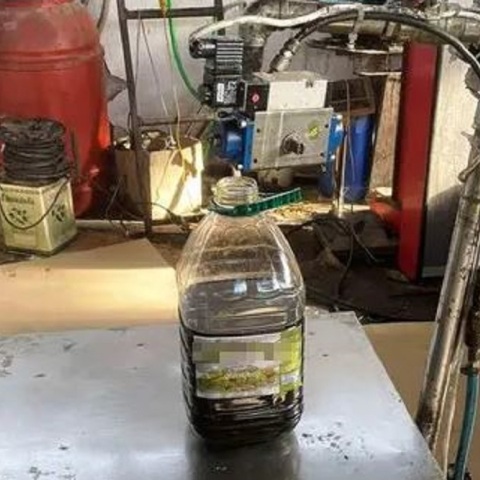 Το νοθευμένο ελαιόλαδο που εντόπισαν οι αστυνομικοί