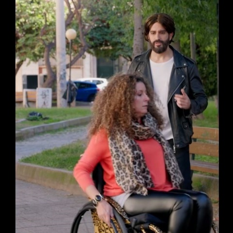 Κατερίνα Βρανά και Διονύσης Ατζαράκης σε ένα χιουμοριστικό βίντεο για την Παγκόσμια Ημέρα Αναπηρίας