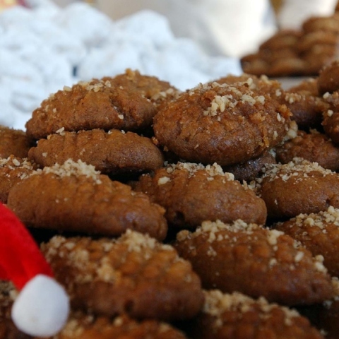 Καλάθι των Χριστουγέννων: «Εξαφανίστηκαν» κουραμπιέδες και μελομακάρονα