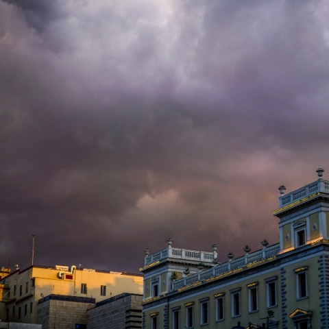 Αυξημένες νεφώσεις την Τρίτη με τοπικές βροχές και μεμονωμένες καταιγίδες