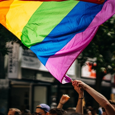 Ρωσία: Η αστυνομία ξεκίνησε επιδρομές σε gay bars μετά την απαγόρευση του  ΛΟΑΤΚΙ+ κινήματος 