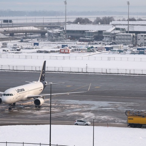 Γερμανία: Νέες ακυρώσεις και αναβολές πτήσεων λόγω του παγετού